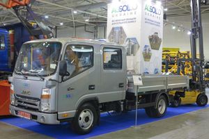 Украинским аграриям презентовали уникальный трехтонный грузовик